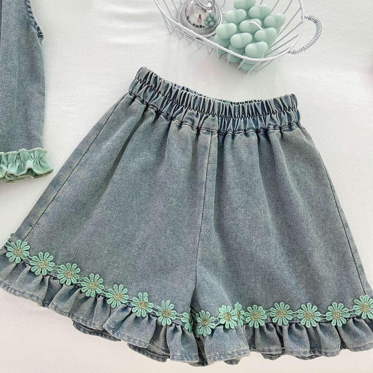 Conjunto vaquera para niña con estampado floral