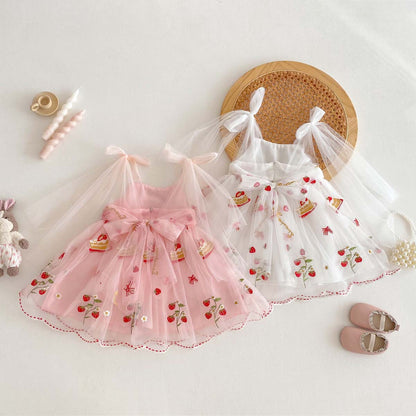 Pastel de vestidos infantiles y fresas