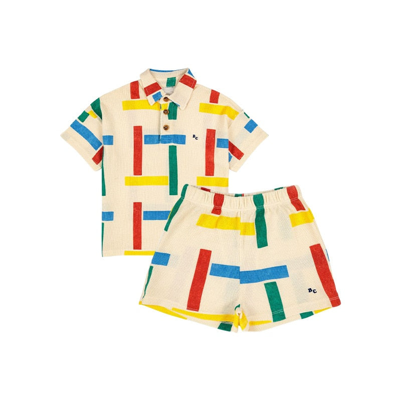 Conjunto infantil colorido de verano.