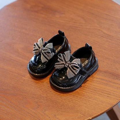 Zapato de barniz de encaje tejido