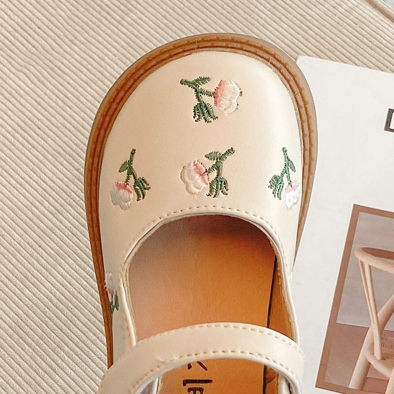 Zapatos de cuero bordados de princesa