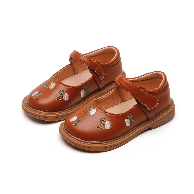 Zapatos de cuero bordados de princesa