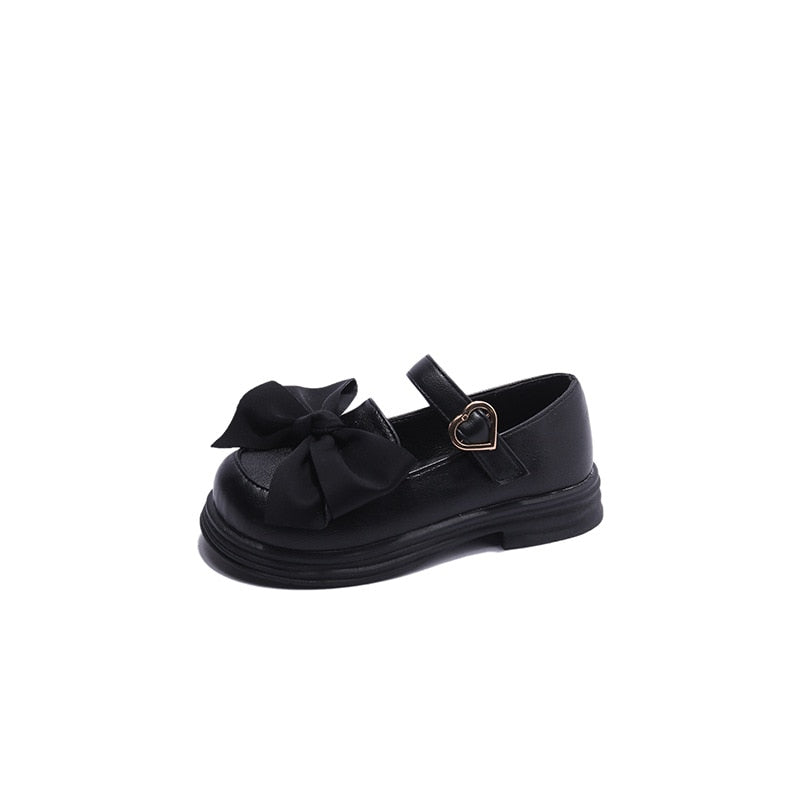 Zapatos con pajarita y cierre de corazón