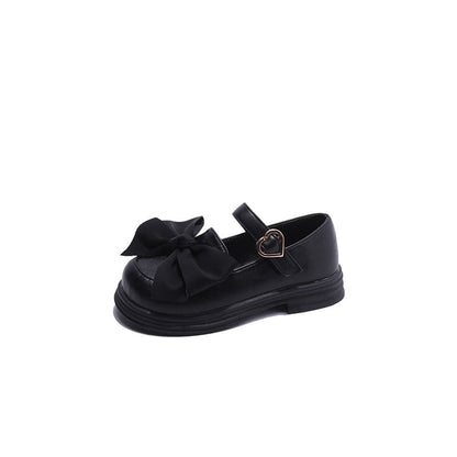 Zapatos con pajarita y cierre de corazón