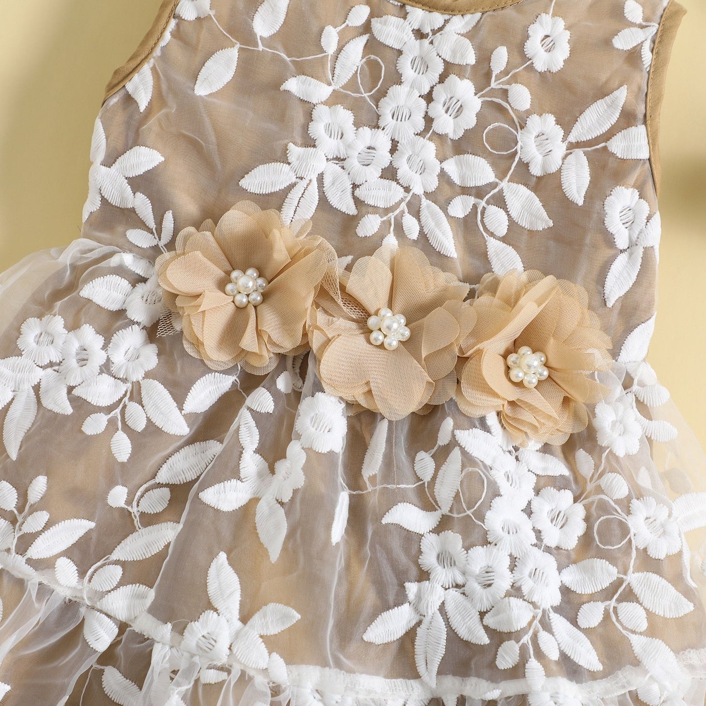 Vestido de princesa caqui sin mangas cuello redondo encaje floral
