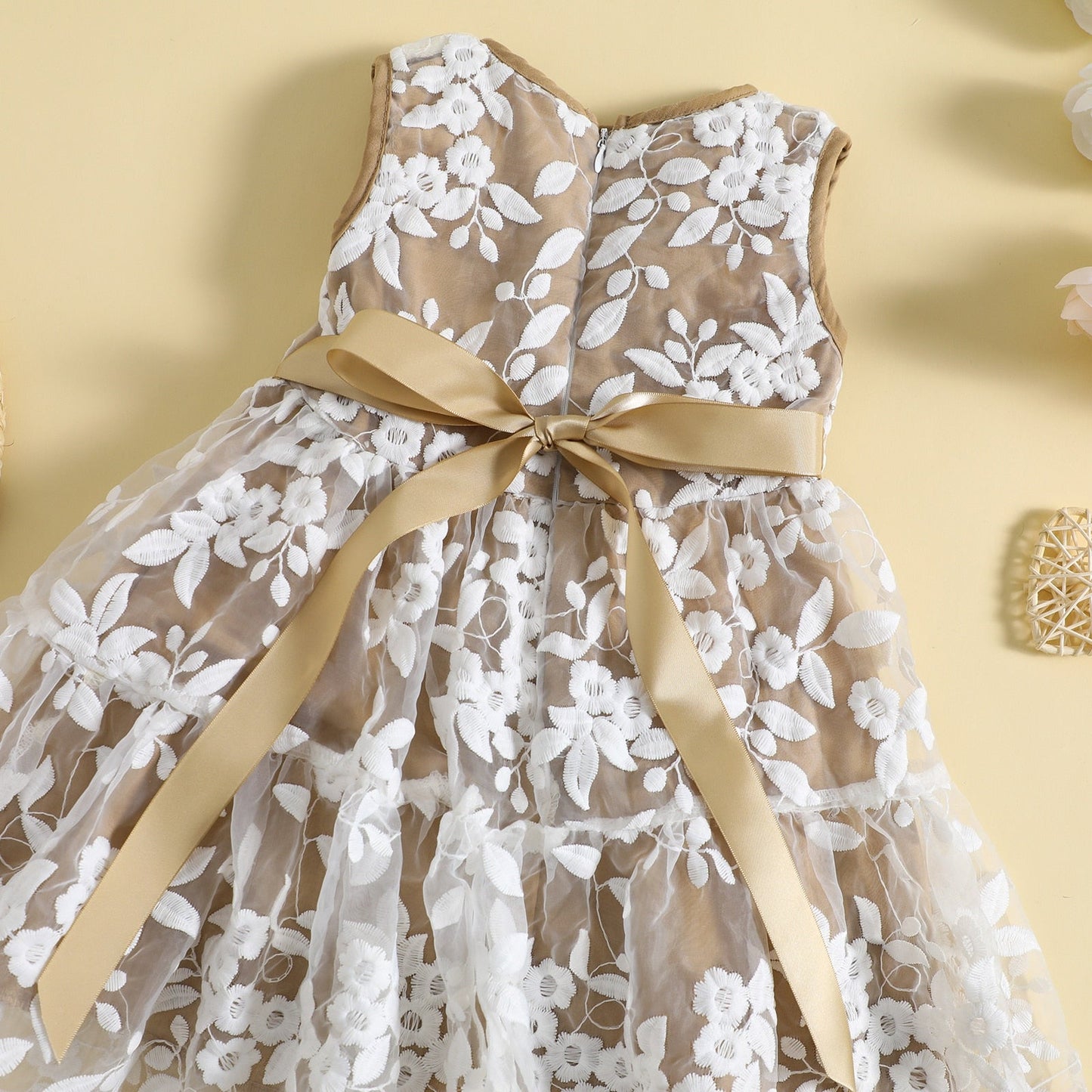 Vestido de princesa caqui sin mangas cuello redondo encaje floral
