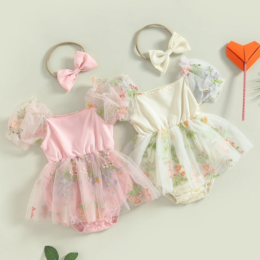 Vestido mameluco floral de tul con manga corta abullonada y diadema