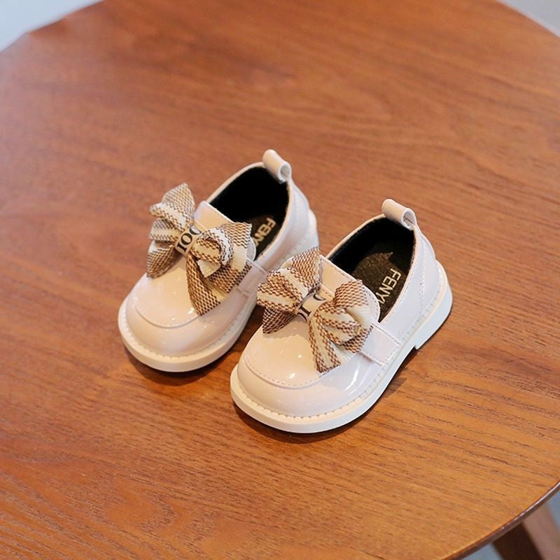 Zapato de barniz de encaje tejido