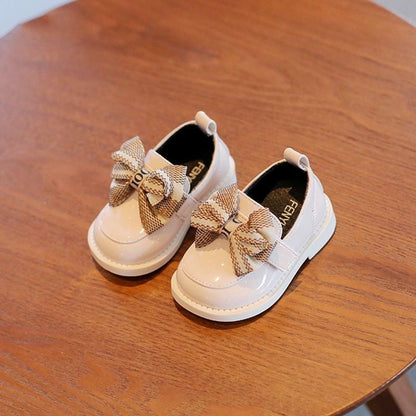 Zapato de barniz de encaje tejido