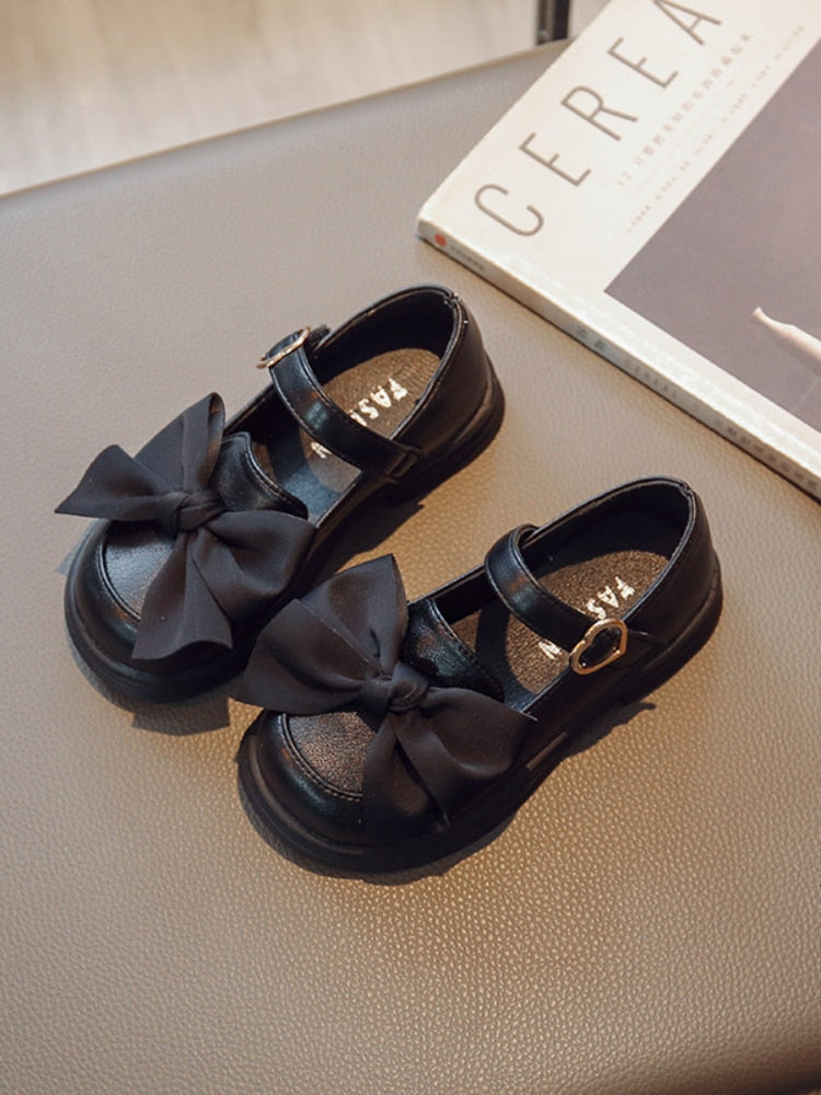 Zapatos con pajarita y cierre de corazón