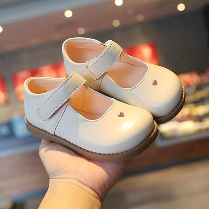 Zapatos de piel con suela antideslizante.