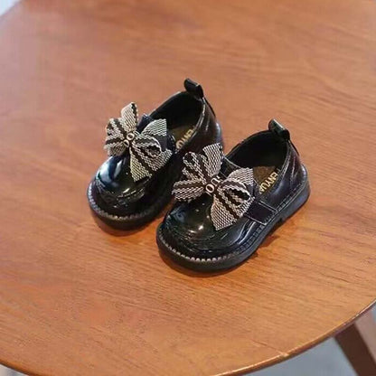 Zapato de barniz de encaje tejido