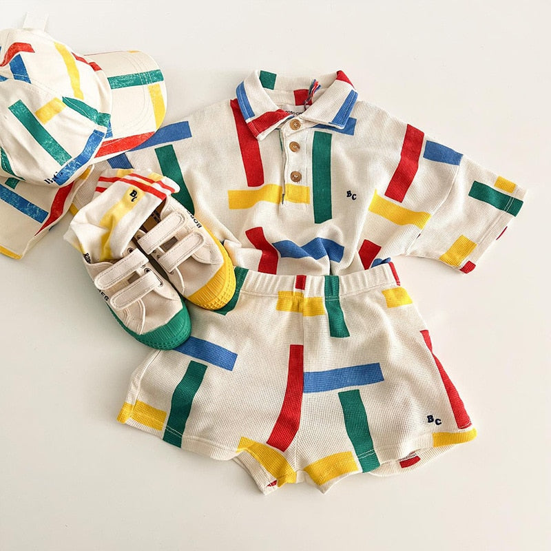 Conjunto infantil colorido de verano.