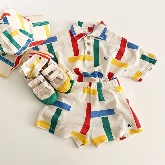 Conjunto infantil colorido de verano.