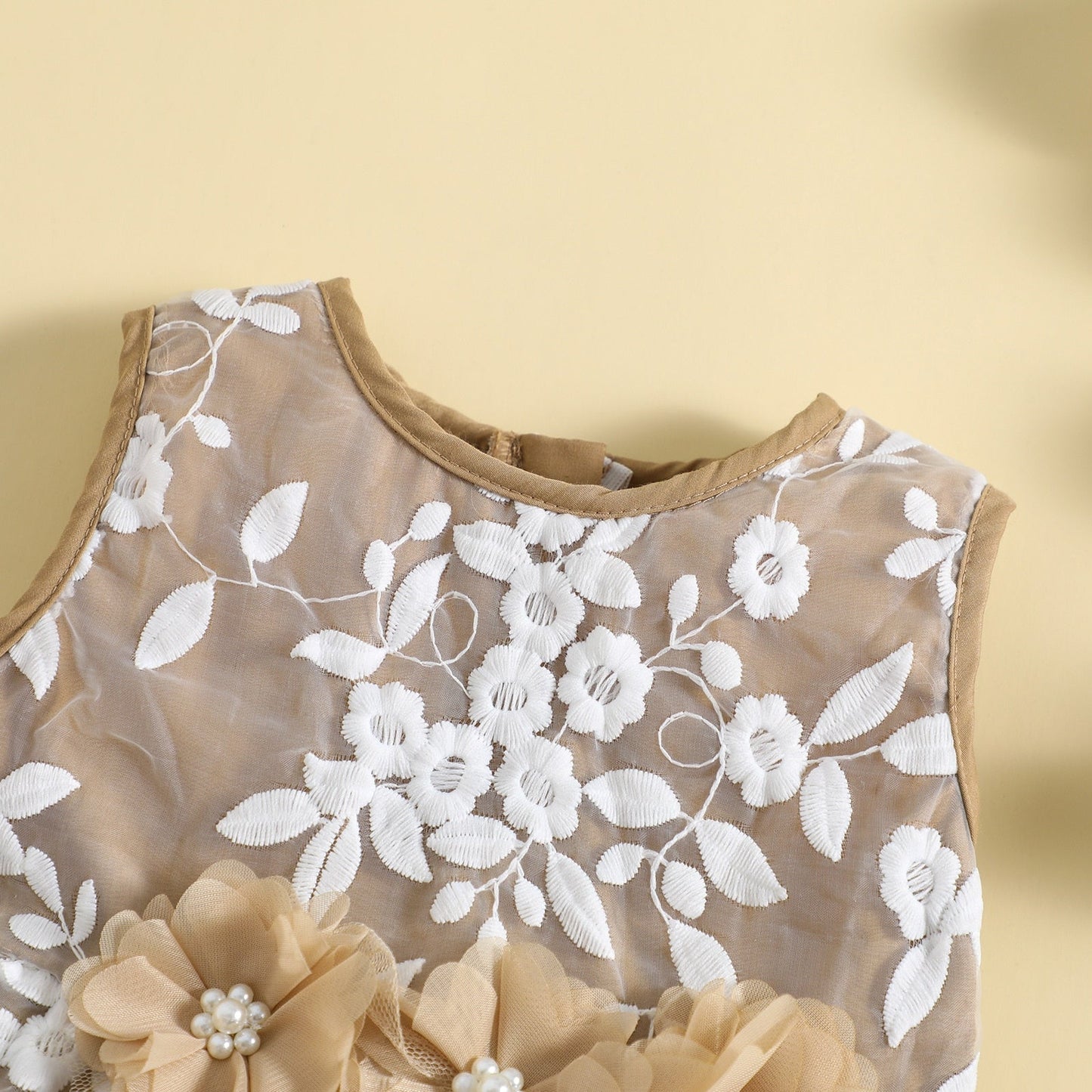 Vestido de princesa caqui sin mangas cuello redondo encaje floral
