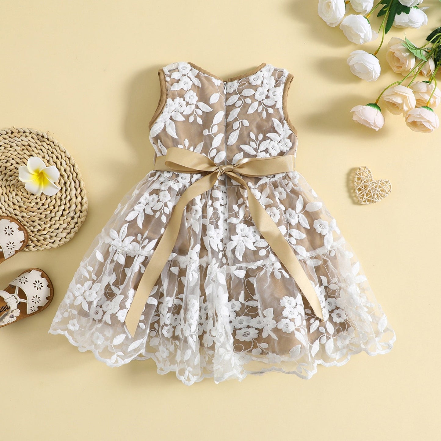 Vestido de princesa caqui sin mangas cuello redondo encaje floral