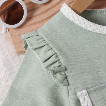 Conjunto infantil de mujer con bolsillos y falda plisada
