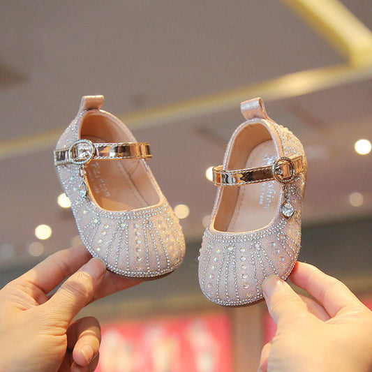 Zapatillas infantiles con diamantes de imitación brillantes.