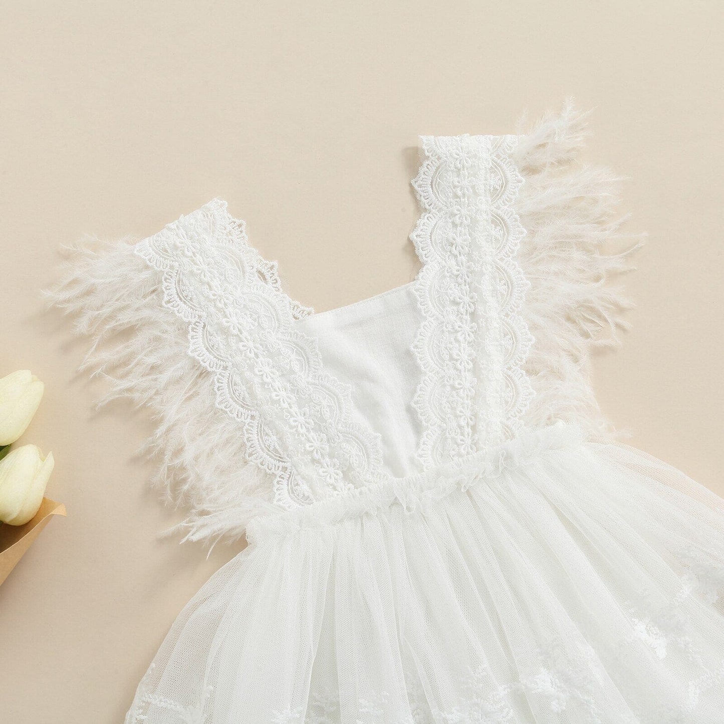Vestido Infantil Encaje y Plumas
